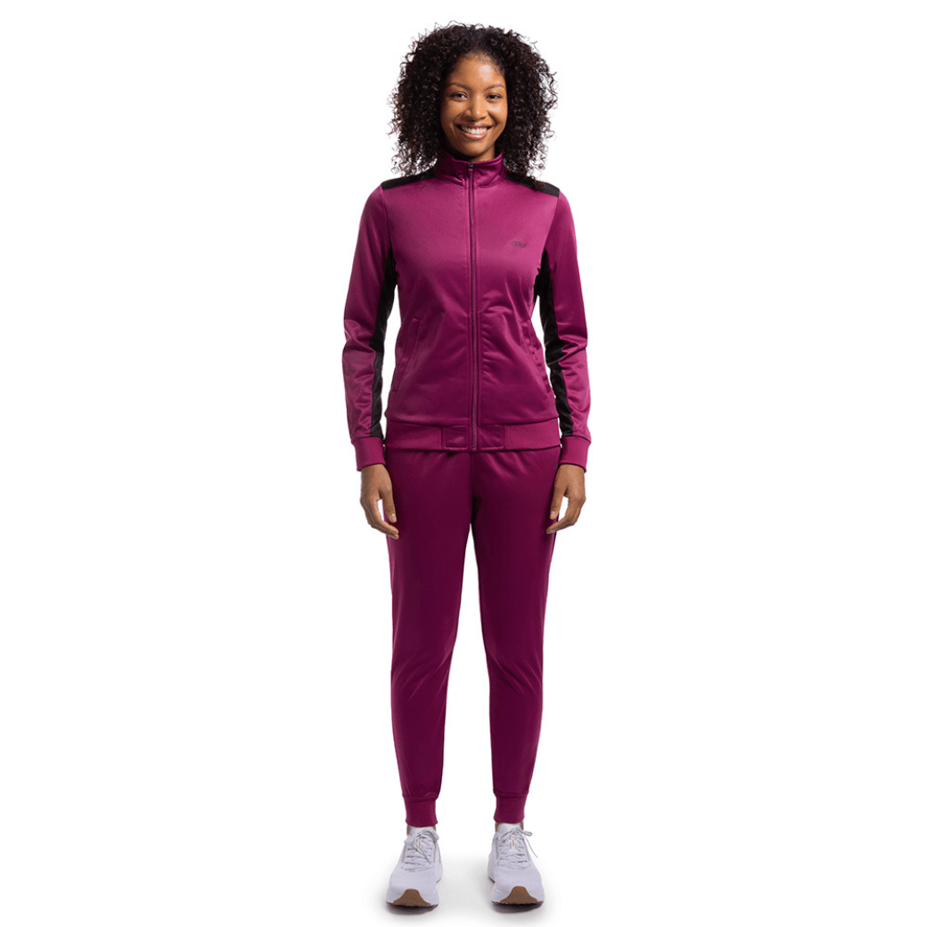 Mulher vestindo Conjunto Agasalhofeminino Essential Olympikus vinho, vista frontal
